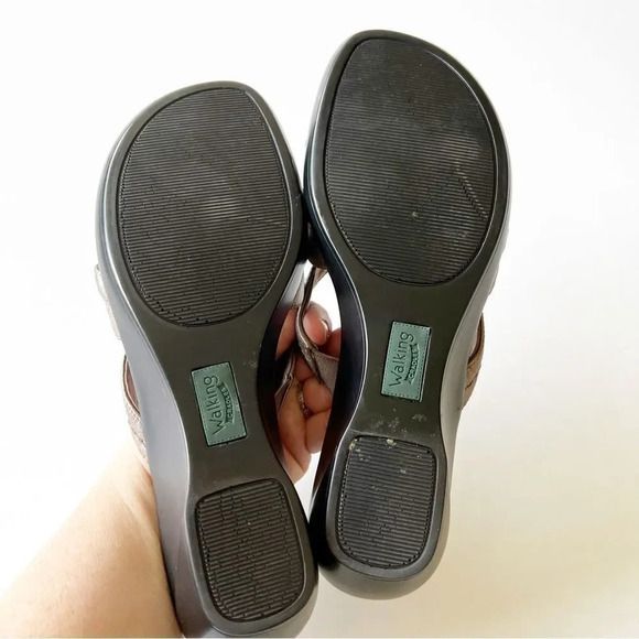 Walking Cradles Bronze Leather Wedge Sandal Size 8.5B Flower Motif‎ Comfort Shoe - Picture 3 of 10